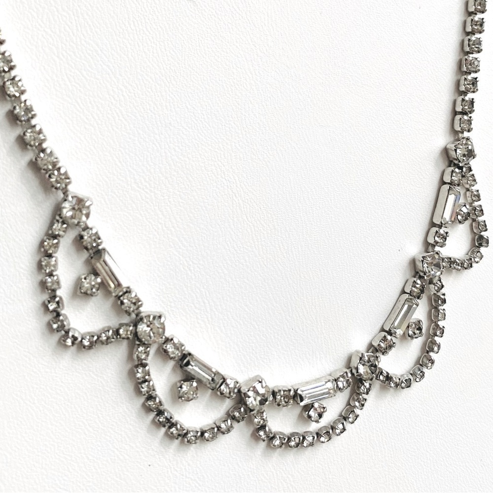 VTG Intricate Rhinestone Pronged Silver Scalloped Necklace with Hook Closure - Picture 4 of 4